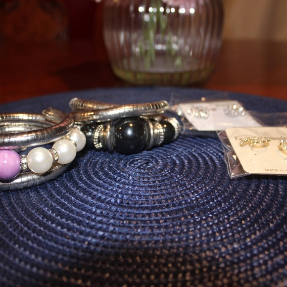 Bundle of 2 Bracelets and 2 Sets of Earrings - Picture 1 of 3